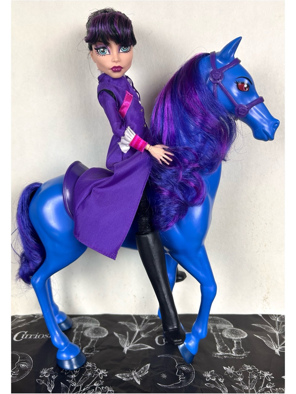Monster High Headless Headmistress Bloodgood and Horse Nightmare Set